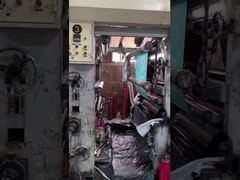 Ligne de production en usine entièrement automatisée en action