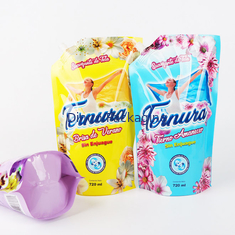 Le support imprimé fait sur commande de détergent de blanchisserie vers le haut des poches remplissent le sac d'emballage de savon de liquide