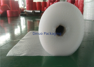 Bulle antichoc blanche empaquetant Rolls, bulle d'air amortissant l'enveloppe Rolls
