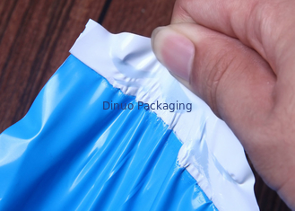 L'annonce Co-expulsée bleue de film met en sac les enveloppes en plastique pour signaler étanche à l'humidité