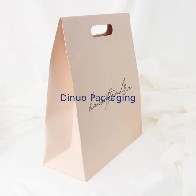 Emballage de vêtements Manche à découpe à découpe magasinage Sac en papier kraft sac cadeau jaune personnalisé