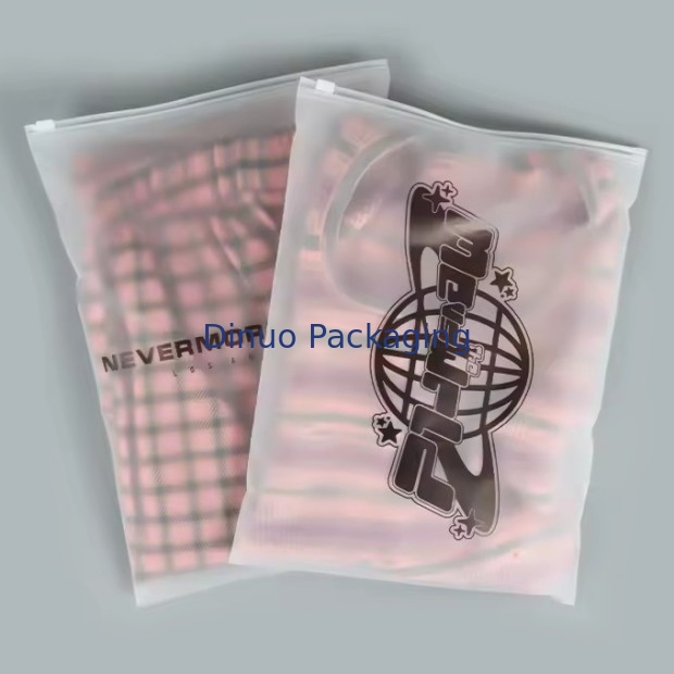 Sacs d'emballage à fermeture à glissière CPE personnalisés Sacs en plastique à fermeture à glissière transparente Sacs en plastique recouvertables pour vêtements
