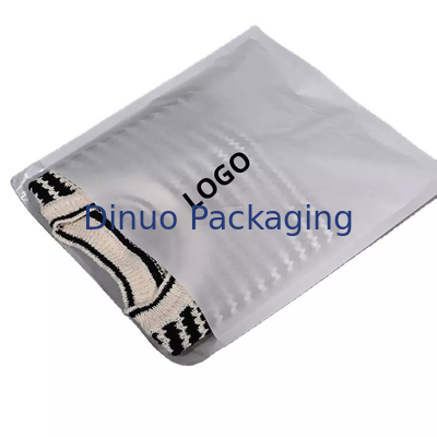 Enveloppe blanche de poche d'emballage de sac de papier cristal estampillé par habillement imperméable de logo fait sur commande