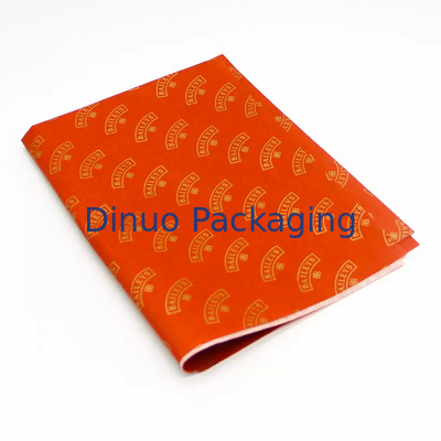 Emballage de cadeau de Noël emballant l'enveloppe rouge de papier de soie de soie avec l'impression de feuille d'or florale