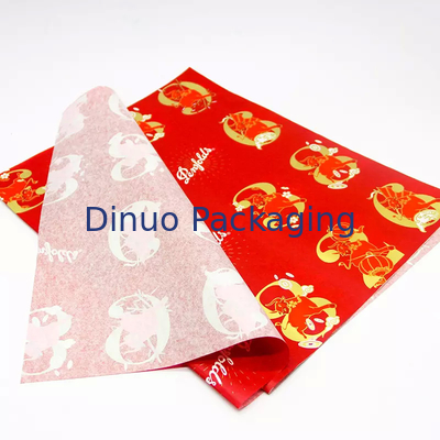 Emballage de cadeau de Noël emballant l'enveloppe rouge de papier de soie de soie avec l'impression de feuille d'or florale