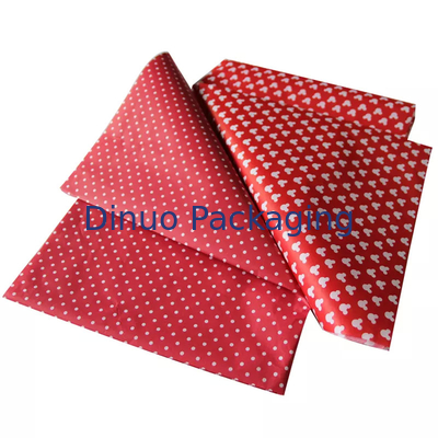 Emballage de cadeau de Noël emballant l'enveloppe rouge de papier de soie de soie avec l'impression de feuille d'or florale