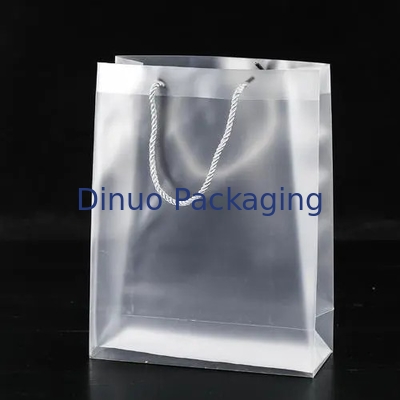 Vêtement emballant les sacs de empaquetage clairs de PVC avec le bouton et la main en plastique