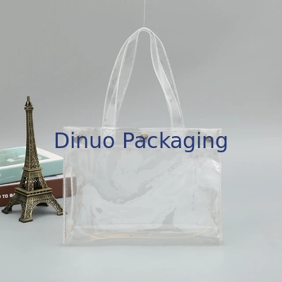 Vêtement emballant les sacs de empaquetage clairs de PVC avec le bouton et la main en plastique