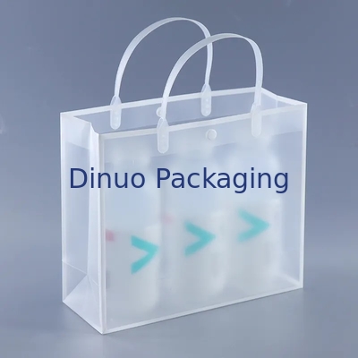 Vêtement emballant les sacs de empaquetage clairs de PVC avec le bouton et la main en plastique
