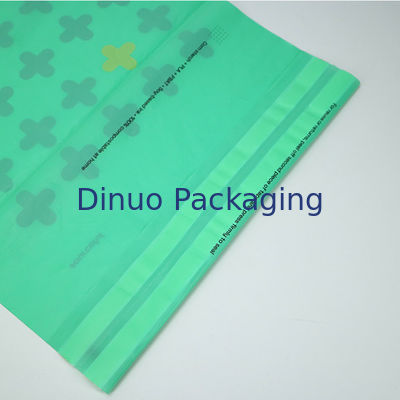 Un transport maritime sûr et durable avec un sac de courrier compostable en vert et en or