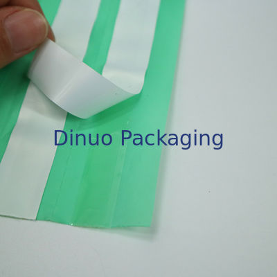 Un transport maritime sûr et durable avec un sac de courrier compostable en vert et en or