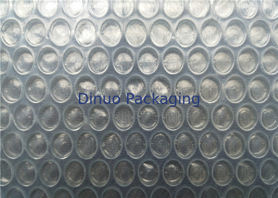 Bulle antichoc blanche empaquetant Rolls, bulle d'air amortissant l'enveloppe Rolls