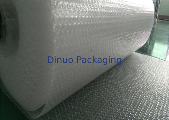 Bulle antichoc blanche empaquetant Rolls, bulle d'air amortissant l'enveloppe Rolls
