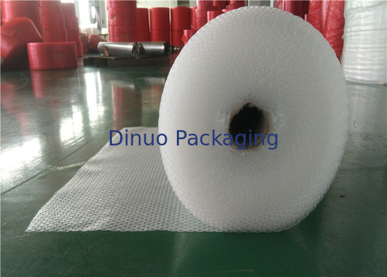 Bulle antichoc blanche empaquetant Rolls, bulle d'air amortissant l'enveloppe Rolls