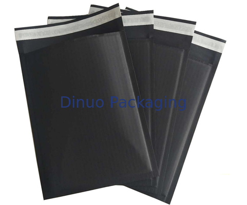 Taille standard rigide d'enveloppes matelassées entièrement noires compostables de papier ondulé