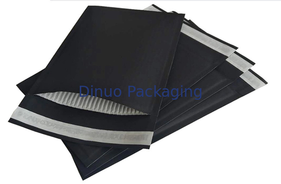 Taille standard rigide d'enveloppes matelassées entièrement noires compostables de papier ondulé