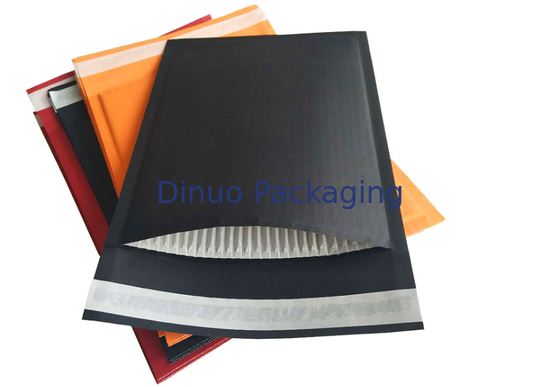 Taille standard rigide d'enveloppes matelassées entièrement noires compostables de papier ondulé