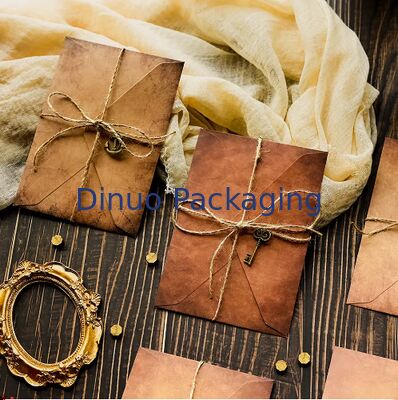 Ensemble d'enveloppes en papier kraft antique avec corde et pendentifs en métal pour l'emballage de cartes-cadeaux rétro